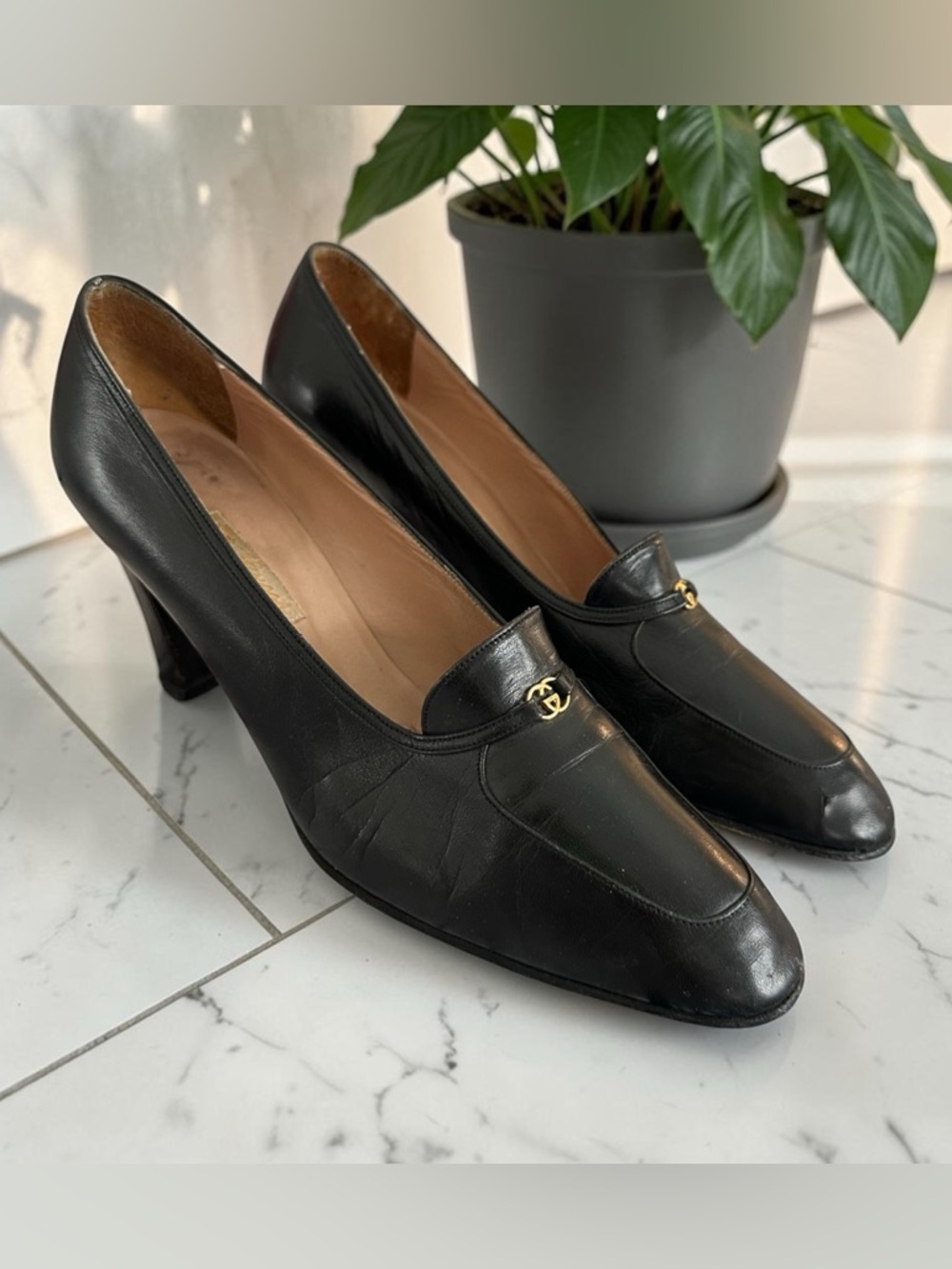 Vintage Gucci Black Leather Mid-Heel Pumps with Gold Monogram Accent